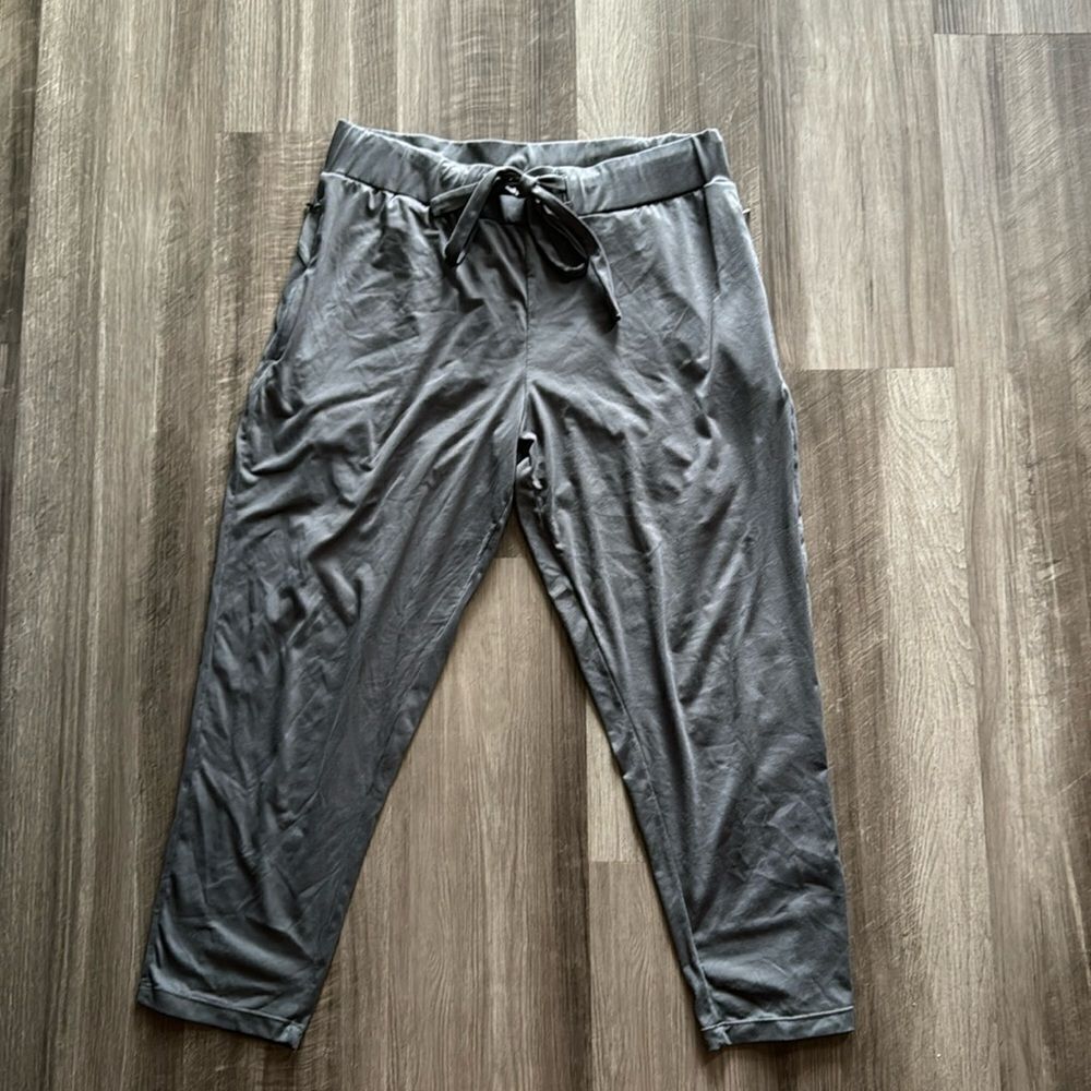 Athletic pants with pockets
